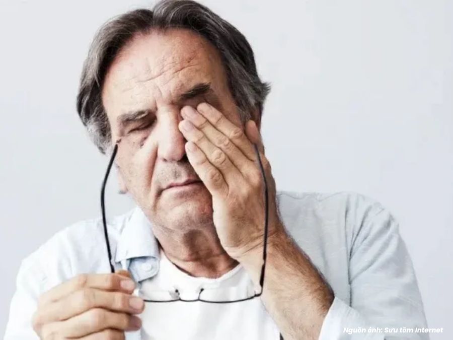 chườm ấm và nghỉ ngơi giúp giảm triệu chứng mắt trái giật hiệu quả
