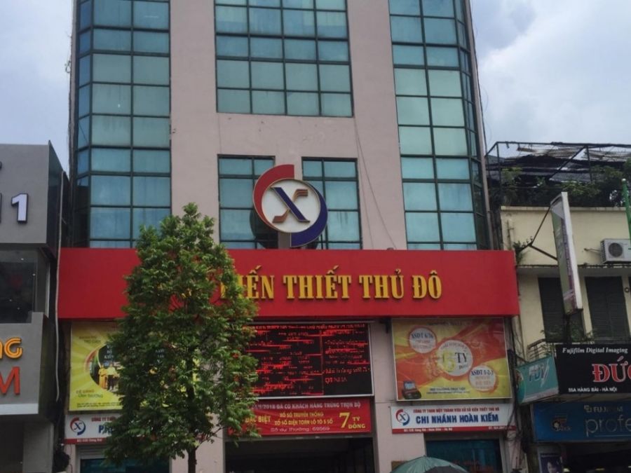 Đổi vé số trúng tại công ty xổ số để nhận đủ tiền thưởng