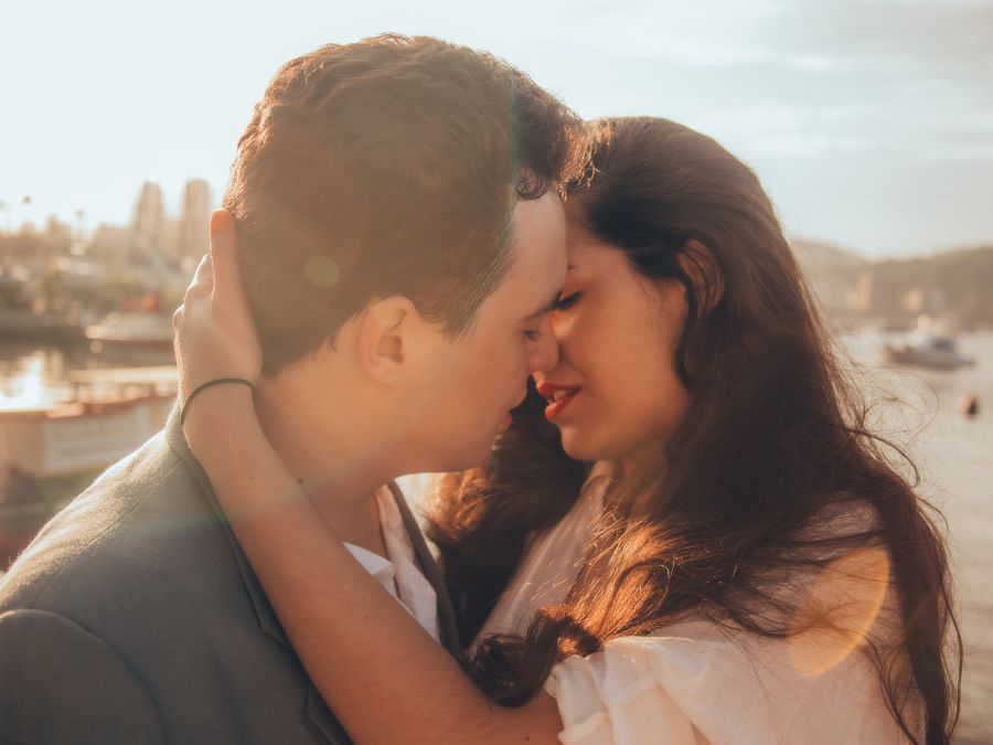 mơ thấy người yêu cũ hôn mình cho thấy thiếu sự kết nối hiện tại