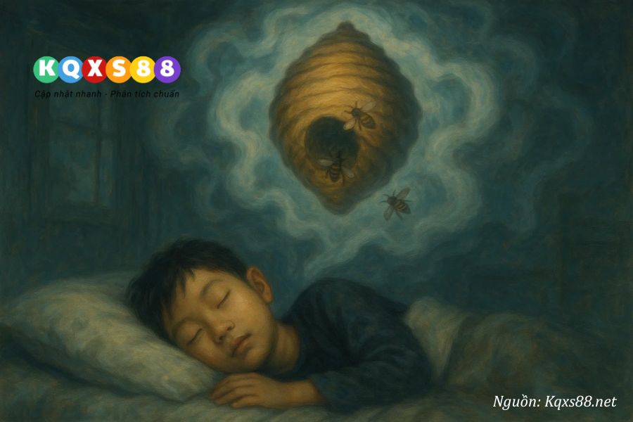 Mơ thấy tổ ong to và nhiều mật báo hiệu sự sung túc và gia đình đoàn kết.